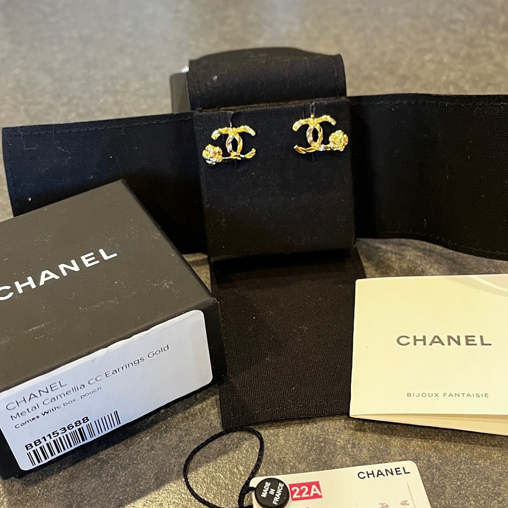 🔥🔥🔥 CHANEL Metal Camellia CC Earrings Gold